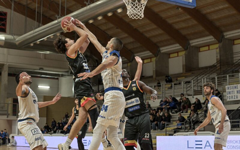 La Cestistica regge l’urto e gioca con coraggio, Latina allunga nel finale