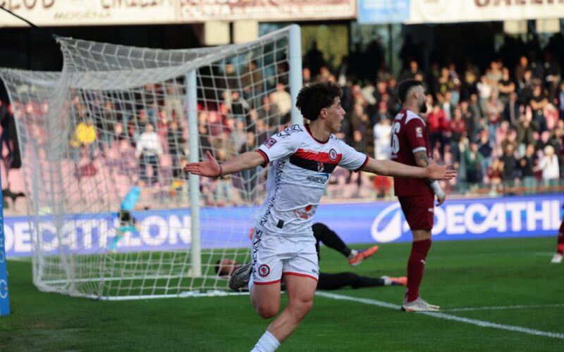 Il Foggia mette paura alla Salernitana. In dieci uomini arriva a pochi centimetri dal pareggio (2-1)