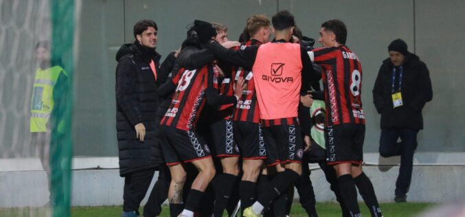 Battuto anche il Monopoli (2-1). Cambio di passo dei rossoneri. In tre gare sette punti e attacco più prolifico