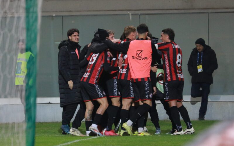 Battuto anche il Monopoli (2-1). Cambio di passo dei rossoneri. In tre gare sette punti e attacco più prolifico