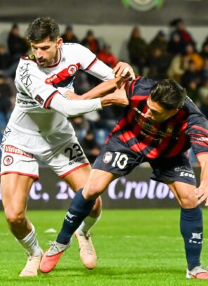 Il Foggia cade anche a Crotone (3-1). Neanche il “defibrillatore” Pazienza riporta in vita i rossoneri