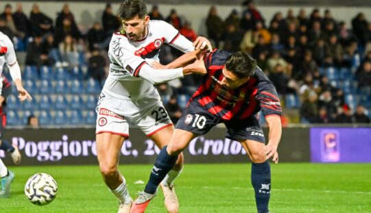Il Foggia cade anche a Crotone (3-1). Neanche il “defibrillatore” Pazienza riporta in vita i rossoneri