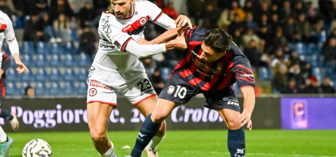 Il Foggia cade anche a Crotone (3-1). Neanche il “defibrillatore” Pazienza riporta in vita i rossoneri