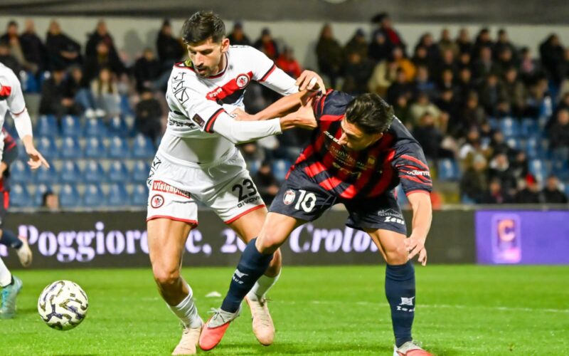 Il Foggia cade anche a Crotone (3-1). Neanche il “defibrillatore” Pazienza riporta in vita i rossoneri