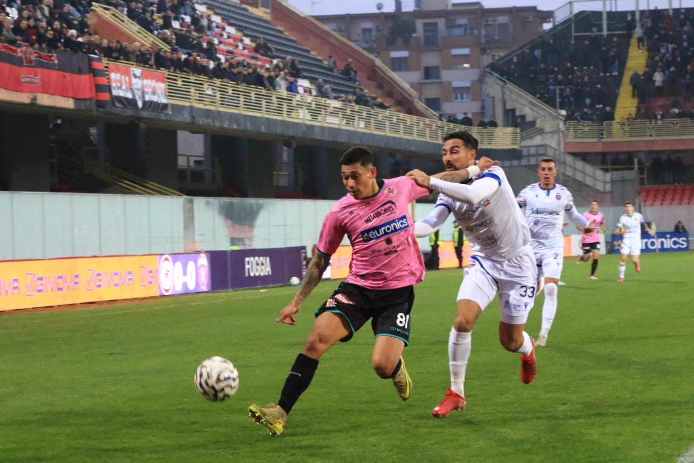 Crisi Foggia infinita, Cajazzo beffa i rossoneri nel recupero: fa festa il Casarano