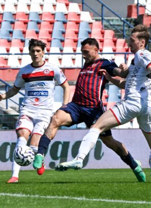 Il Foggia perde a Cosenza (1-0). Distrazione fatale in difesa. Nel finale il caos per la rete annullata ai rossoneri