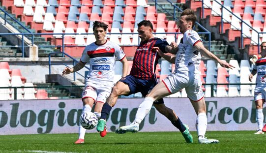 Il Foggia perde a Cosenza (1-0). Distrazione fatale in difesa. Nel finale il caos per la rete annullata ai rossoneri