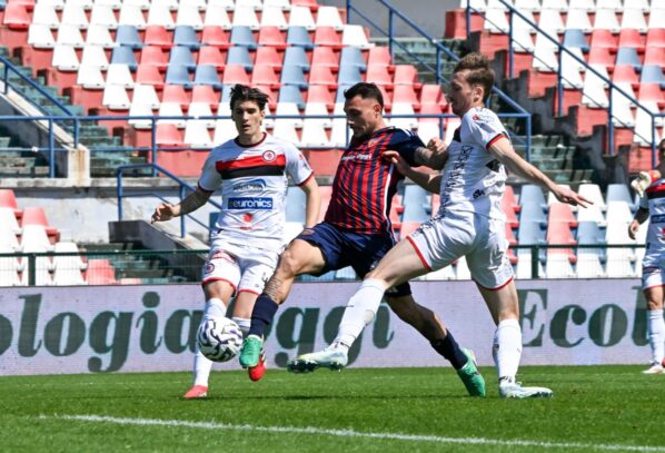 Il Foggia perde a Cosenza (1-0). Distrazione fatale in difesa. Nel finale il caos per la rete annullata ai rossoneri