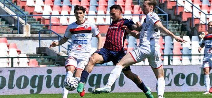 Il Foggia perde a Cosenza (1-0). Distrazione fatale in difesa. Nel finale il caos per la rete annullata ai rossoneri
