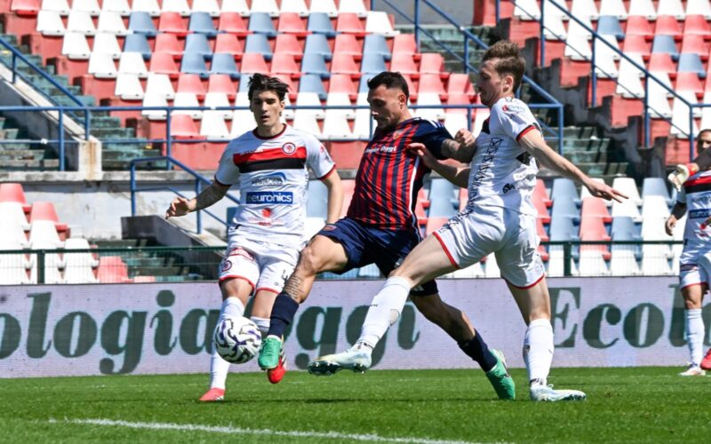 Il Foggia perde a Cosenza (1-0). Distrazione fatale in difesa. Nel finale il caos per la rete annullata ai rossoneri