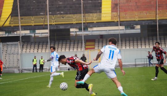 Primo tempo da dimenticare, poi il Foggia si sveglia e rischia anche di vincere. Pari con il Siracusa (1-1)