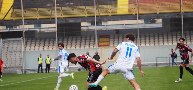 Primo tempo da dimenticare, poi il Foggia si sveglia e rischia anche di vincere. Pari con il Siracusa (1-1)