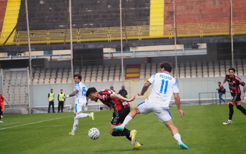 Primo tempo da dimenticare, poi il Foggia si sveglia e rischia anche di vincere. Pari con il Siracusa (1-1)