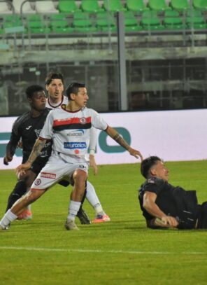 Il Foggia a 90 minuti dalla serie D. La sconfitta di Monopoli e l’invasione di campo dei tifosi rossoneri