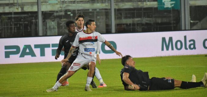 Il Foggia a 90 minuti dalla serie D. La sconfitta di Monopoli e l’invasione di campo dei tifosi rossoneri