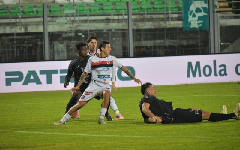 Il Foggia a 90 minuti dalla serie D. La sconfitta di Monopoli e l’invasione di campo dei tifosi rossoneri