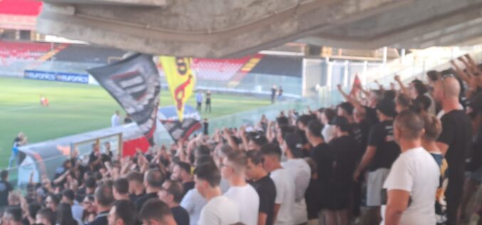Giocatori emozionati nel vedere tanti tifosi per un allenamento