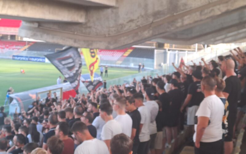 Giocatori emozionati nel vedere tanti tifosi per un allenamento